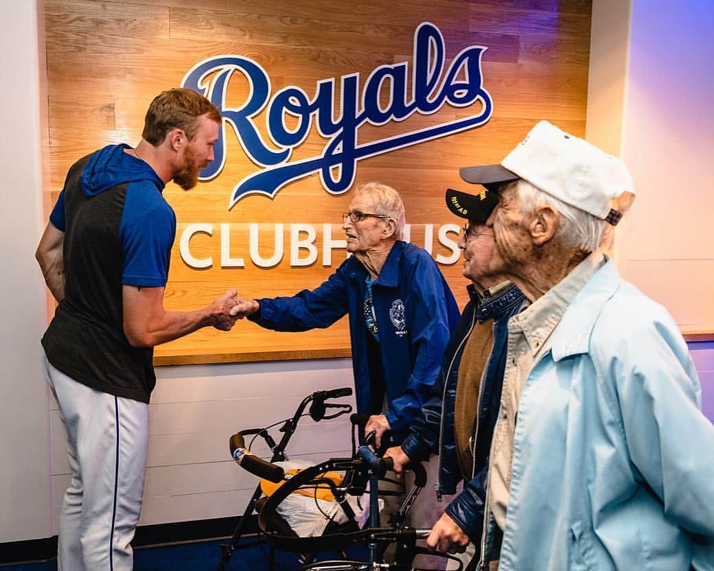 カンザスシティ・ロイヤルズさんのインスタグラム写真 - (カンザスシティ・ロイヤルズInstagram)「We are honored to welcome World War II veterans Dan Fedynich, Ben Nicks, John Roberts and Chuck Wittig today at #TheK, as the world remembers the 75th anniversary of the D-Day Allied Invasion. #AlwaysRoyal // #DDay75thAnniversary」6月7日 4時05分 - kcroyals