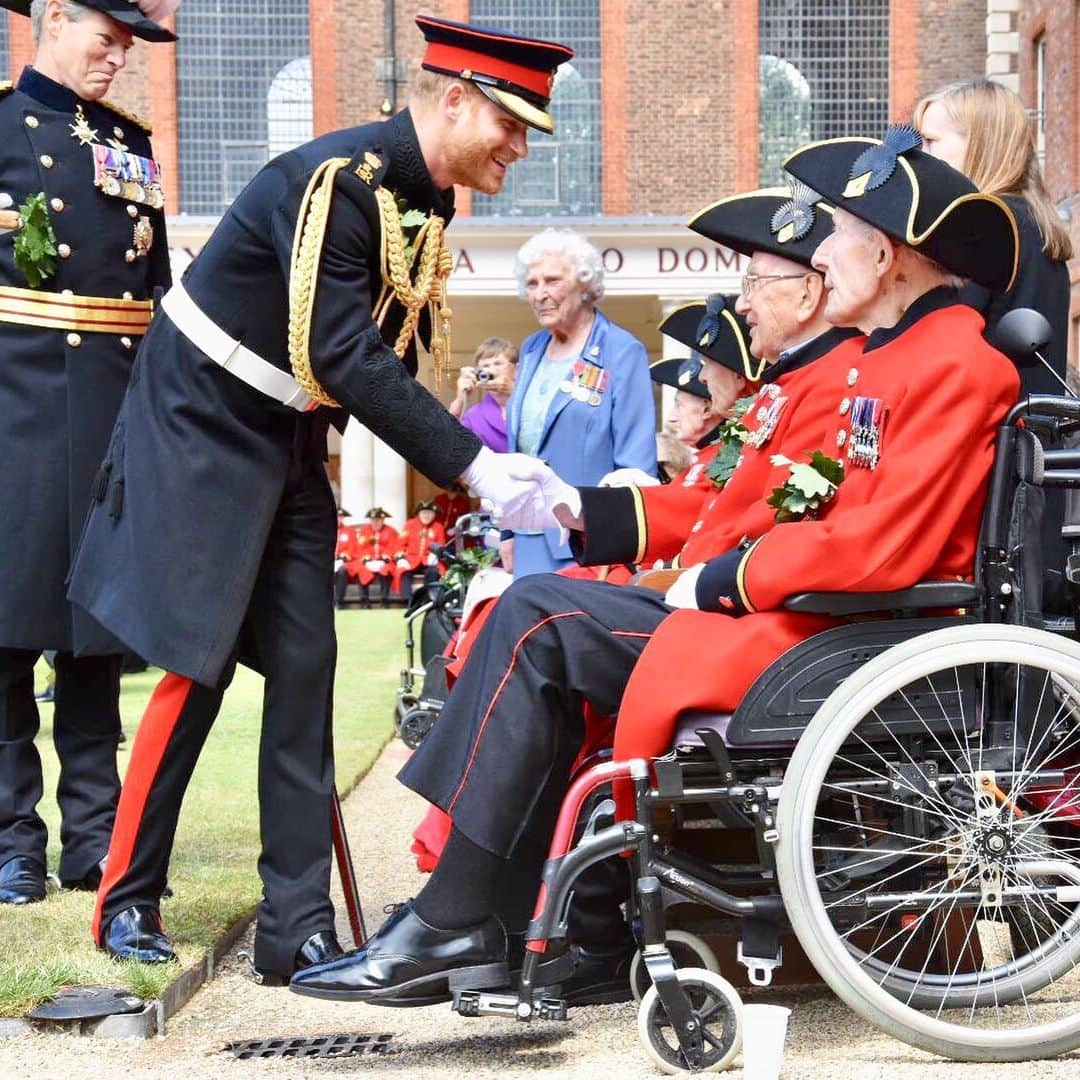 ロイヤル・ファミリーさんのインスタグラム写真 - (ロイヤル・ファミリーInstagram)「The Duke of Sussex meets six Chelsea Pensioners, who took part in the Normandy Landings in 1944 earlier today.  The Duke was visiting the Royal Hospital Chelsea for the annual Founder’s Day Parade.  Over 300 Army veterans live at the Royal Hospital today, including those who have served in Korea, the Falkland Islands, Cyprus, Northern Ireland and World War II.  The parade commemorates King Charles II’s founding of the Royal Hospital Chelsea in 1681.  The Duke met many Chelsea Pensioners and learnt more about the care and support they receive here before reviewing the Parade.  Find out more about The Duke’s visit on @SussexRoyal.」6月7日 4時06分 - theroyalfamily