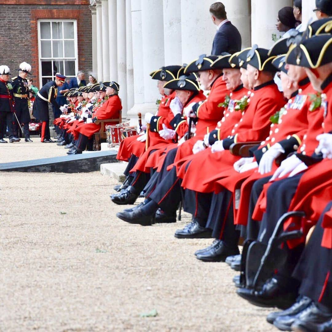 ロイヤル・ファミリーさんのインスタグラム写真 - (ロイヤル・ファミリーInstagram)「The Duke of Sussex meets six Chelsea Pensioners, who took part in the Normandy Landings in 1944 earlier today.  The Duke was visiting the Royal Hospital Chelsea for the annual Founder’s Day Parade.  Over 300 Army veterans live at the Royal Hospital today, including those who have served in Korea, the Falkland Islands, Cyprus, Northern Ireland and World War II.  The parade commemorates King Charles II’s founding of the Royal Hospital Chelsea in 1681.  The Duke met many Chelsea Pensioners and learnt more about the care and support they receive here before reviewing the Parade.  Find out more about The Duke’s visit on @SussexRoyal.」6月7日 4時06分 - theroyalfamily