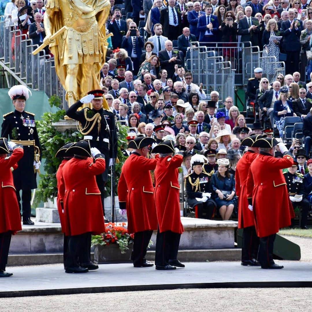 ロイヤル・ファミリーさんのインスタグラム写真 - (ロイヤル・ファミリーInstagram)「The Duke of Sussex meets six Chelsea Pensioners, who took part in the Normandy Landings in 1944 earlier today.  The Duke was visiting the Royal Hospital Chelsea for the annual Founder’s Day Parade.  Over 300 Army veterans live at the Royal Hospital today, including those who have served in Korea, the Falkland Islands, Cyprus, Northern Ireland and World War II.  The parade commemorates King Charles II’s founding of the Royal Hospital Chelsea in 1681.  The Duke met many Chelsea Pensioners and learnt more about the care and support they receive here before reviewing the Parade.  Find out more about The Duke’s visit on @SussexRoyal.」6月7日 4時06分 - theroyalfamily