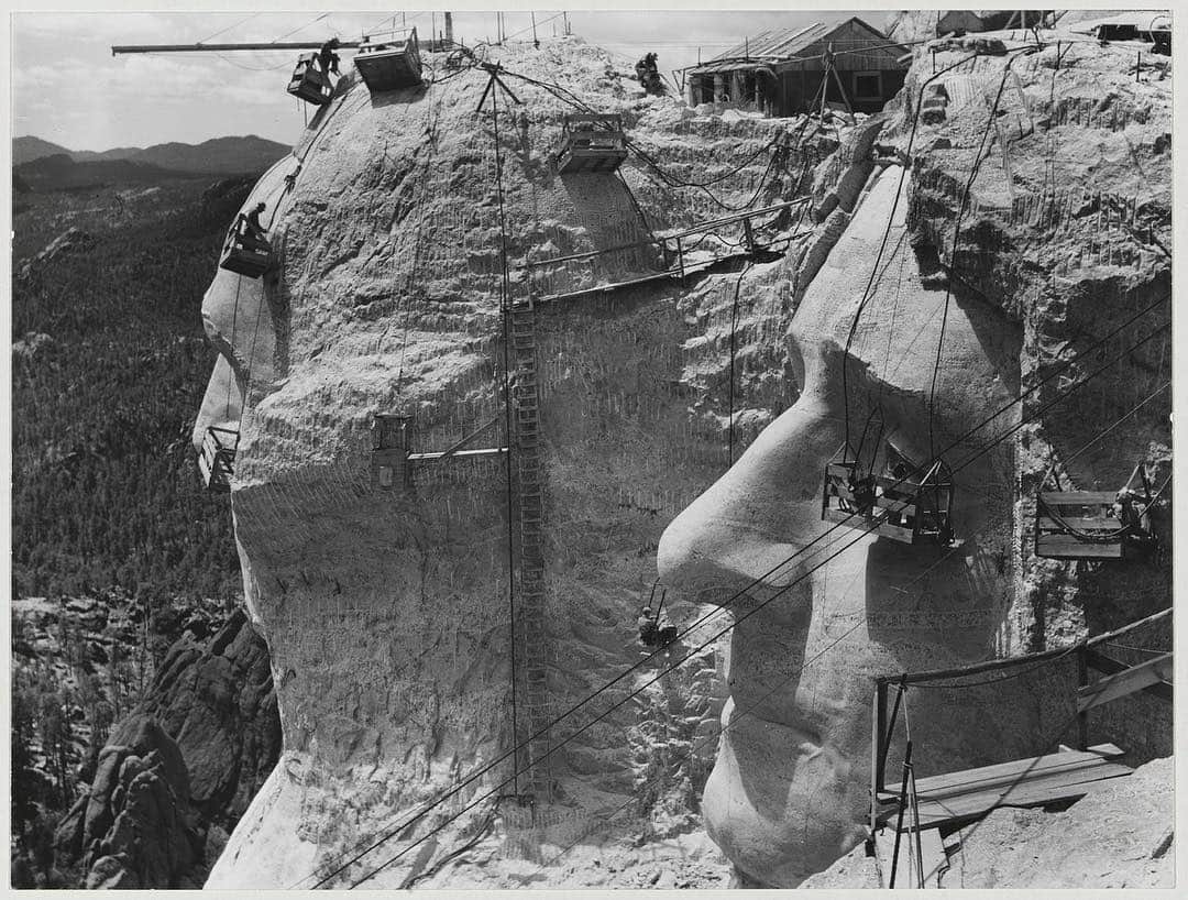 National Geographic Creativeさんのインスタグラム写真 - (National Geographic CreativeInstagram)「Photo by Edwin L. Wisherd |  Construction workers build the Mount Rushmore National Memorial in South Dakota. This image was captured in 1939. Did you know it took about 14 years to complete the carvings of Mount Rushmore? #ThrowBackThursday #MountRushmore #BlackAndWhite」6月7日 4時06分 - natgeointhefield