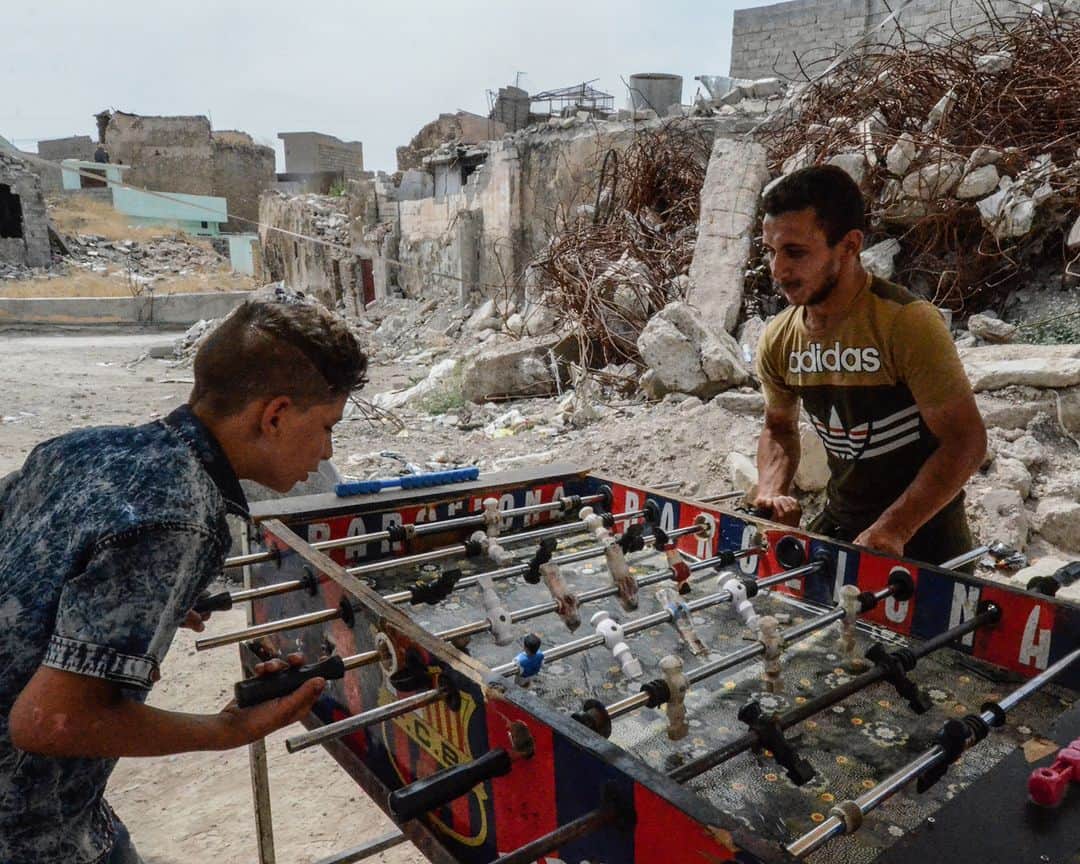 のインスタグラム：「AFP Photo 📷 Zaid Al Obaidi - Iraqis play table football in the northern city of Mosul on June 6, 2019 as they celebrate Eid al-Fitr, the end of the holy fasting month of Ramadan. #Eid #Ramadan」