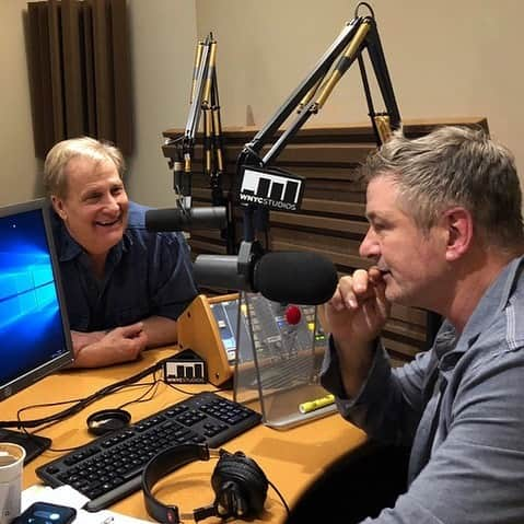 アレック・ボールドウィンさんのインスタグラム写真 - (アレック・ボールドウィンInstagram)「Jeff Daniels is up for a Tony on Sunday. He came on my podcast and talked about playing Atticus Finch on Broadway. Listen to Here's The Thing at the link in bio.」6月7日 4時14分 - alecbaldwininsta