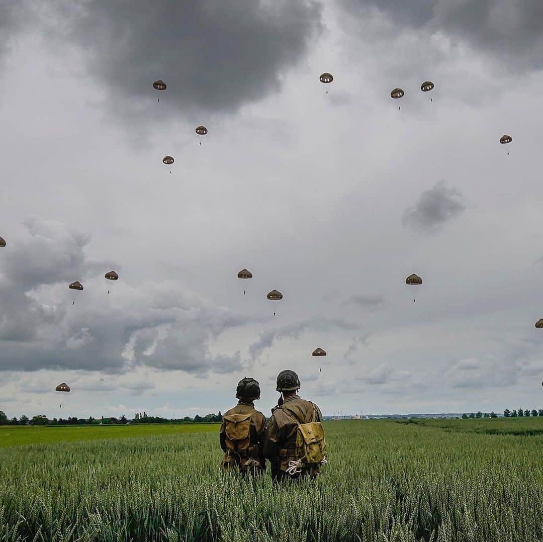 NBC Newsさんのインスタグラム写真 - (NBC NewsInstagram)「Military re-enactors look on as 280 paratroopers take part in a parachute drop onto fields in Sannerville, France, in honor of #DDay75. Click the link in our bio to see more photos of #DDay commemorations around the world. . 📷 @ChristopherFurlong / @gettyimages」6月7日 4時15分 - nbcnews