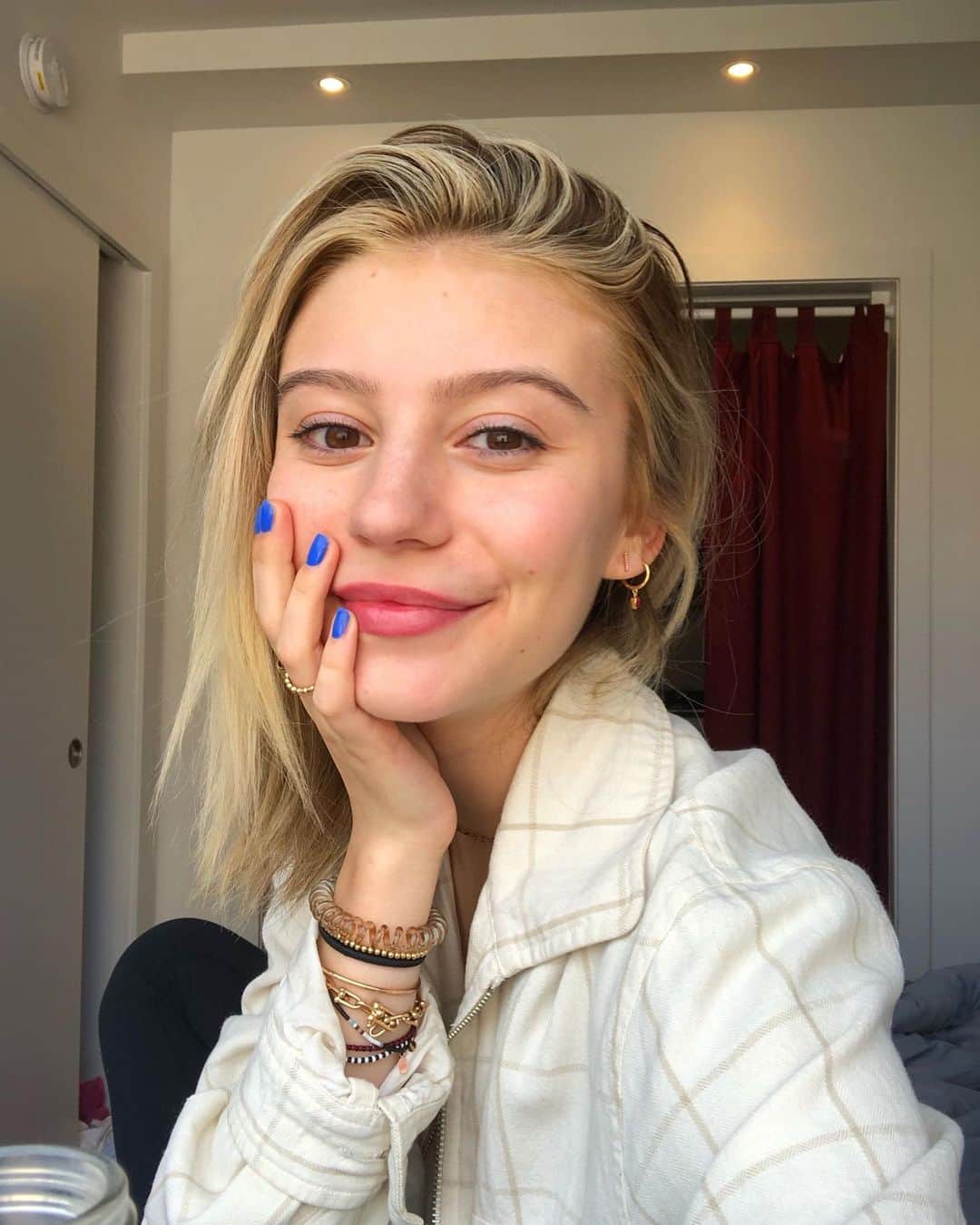 G・ハネリウスさんのインスタグラム写真 - (G・ハネリウスInstagram)「tag a friend who needs this color💙 wearing @gpolishofficial in Melrose 🦋🌊💅🏻」6月7日 4時16分 - ghannelius