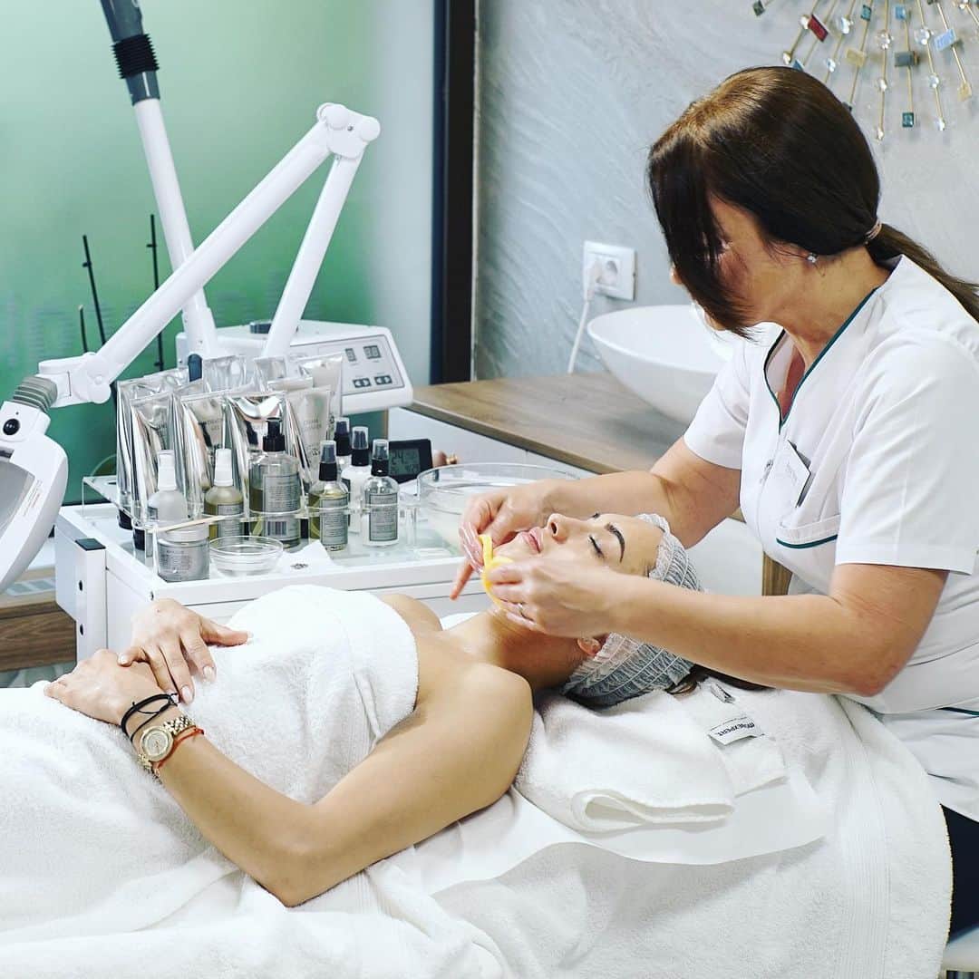 ラリサ・ヨルダケのインスタグラム：「Fara make-up, fara filtru... insa, doamna Anca mi-a facut cel mai fain tratament facial! Va recomand cu incredere @greenmedlux ! pentru a avea un ten mai curat si luminos, nu o sa mai simtiti nevoie de produse pentru a ascunde imperfectiunile (nu o sa mai existe) si pentru ca o sa intalnesti acolo persoane minunate cu un vibe demential😍 Multumesc mult @greenmedlux !❤️」