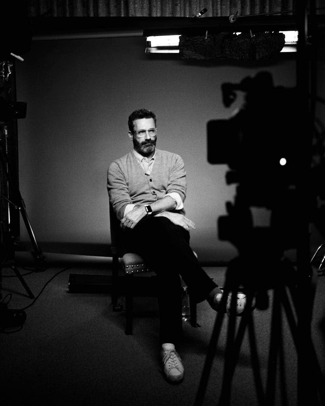 GQさんのインスタグラム写真 - (GQInstagram)「Jon Hamm breaks down his most iconic roles, from #MadMen to #GoodOmens, and more. Full vid at link in bio. 🥃🚬」6月7日 4時33分 - gq