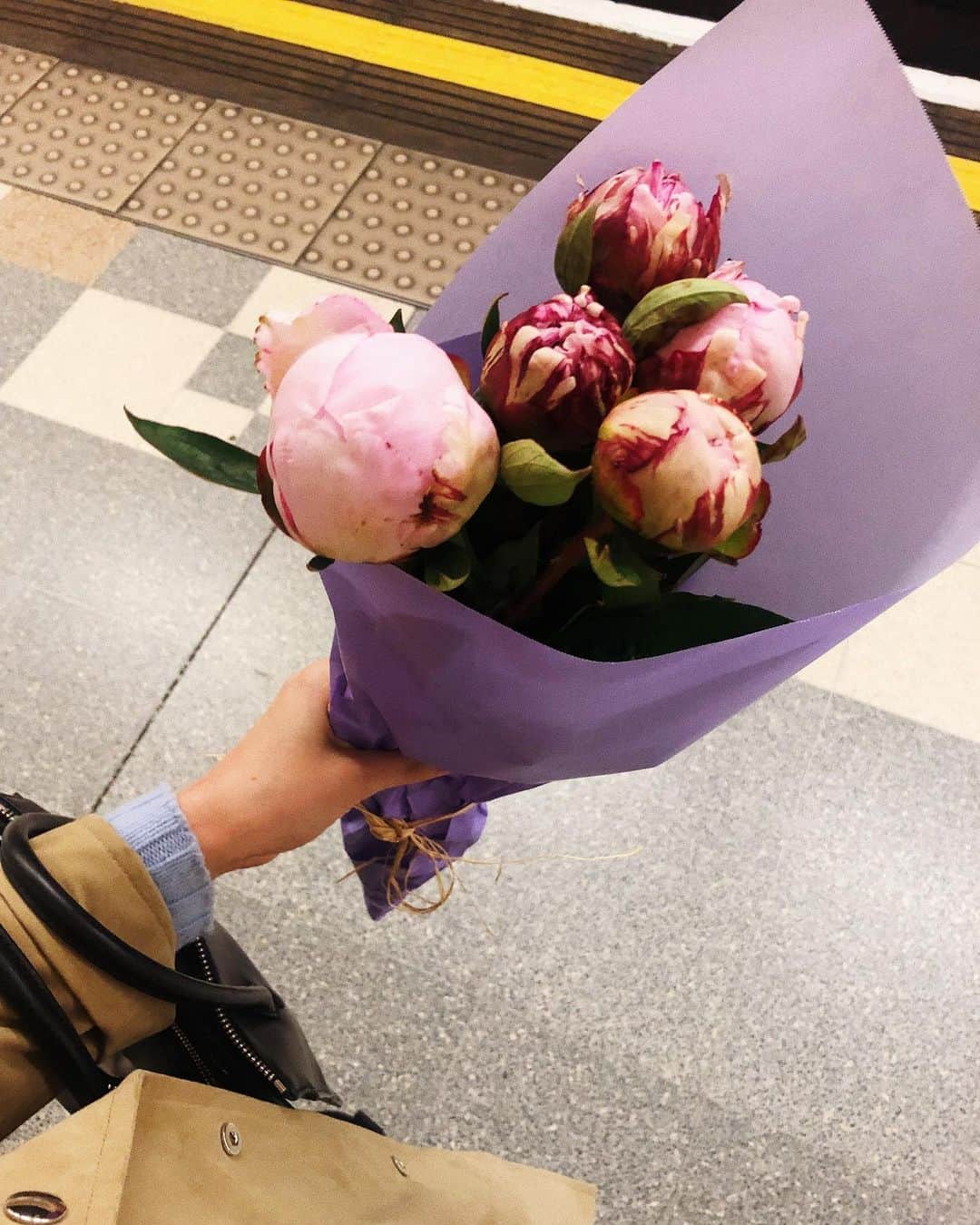 Estée Lalondeのインスタグラム：「Treat thy friends 💕💜」