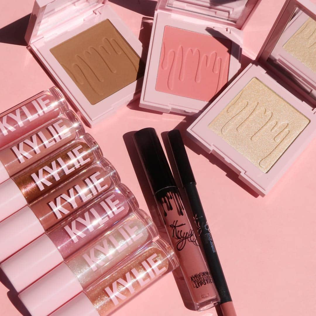 Kylie Cosmeticsさんのインスタグラム写真 - (Kylie CosmeticsInstagram)「ULTA NEWS 🚨 Bronzers, Blushes, Kylighters, Kylie Lip Kit & select High Gloss shades are COMING TO ALL @ULTABEAUTY STORES this Sunday!! Comment below what you can’t wait to pick up in store 😋」6月7日 4時44分 - kyliecosmetics