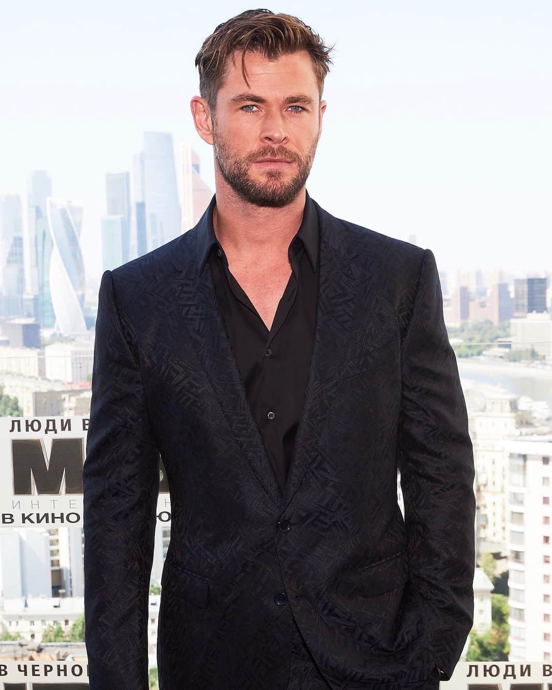 Just Jaredさんのインスタグラム写真 - (Just JaredInstagram)「@chrishemsworth and co-star @tessamaethompson in @versace at their @meninblack photo call in Moscow! See more on JustJared.com now Photos: @gettyimages」6月7日 4時51分 - justjared
