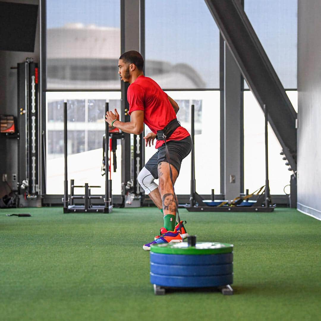 ボストン・セルティックスさんのインスタグラム写真 - (ボストン・セルティックスInstagram)「Summer gainz 🏋️‍♂️」6月7日 4時55分 - celtics