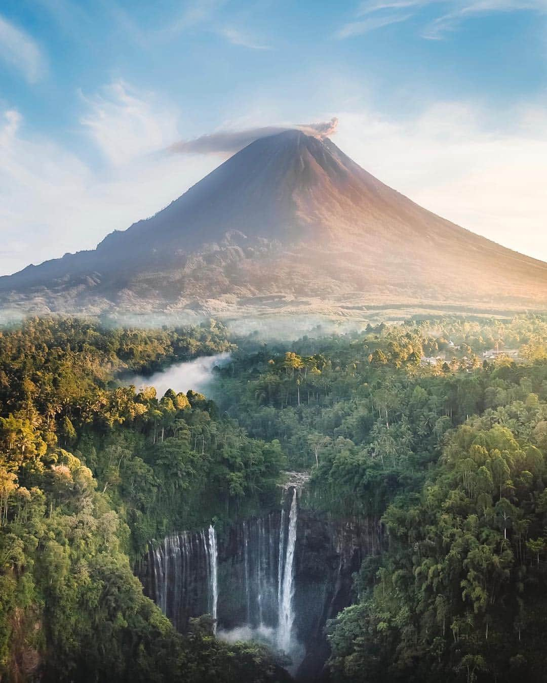 Canon Photographyさんのインスタグラム写真 - (Canon PhotographyInstagram)「Photography | @davide.anzimanni  Welcome to Jurassic park 🌋 The Tumpak Sewu waterfall with volcano Semeru towering behind it seems unreal, but yes this place exists , East Java #waterfall #canon_photos #cpcollectives #eastjava」6月7日 4時55分 - cpcollectives