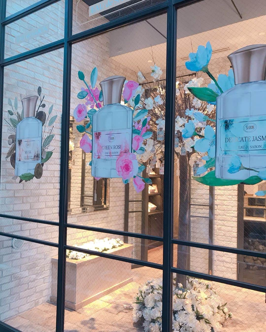 新部宏美さんのインスタグラム写真 - (新部宏美Instagram)「🌷🌿💠🌿🏵🌿💐🌿🌼 * EAU de SABON が新しく発売されました🥰 * 発売にともない6/6〜7/28まで中目黒のアトリエSABONで新商品を試したり、香りのペアリング体験などができる「MY SALON」が開催されています❣️ * #香りが生まれる木 をイメージしたツリーにはフレグランスカードがかかっていて、１枚選ぶことができるんだけど、素敵なプレゼントがあたるかもしれないよ💗 * * * #SABON香りペアリング#サボング#SABON#オーデュサボン#PR#フレグランス#香水#ペアリング#musk#Jasmine#Rose#香りフェチ#中目黒」6月7日 5時13分 - piromin_1202