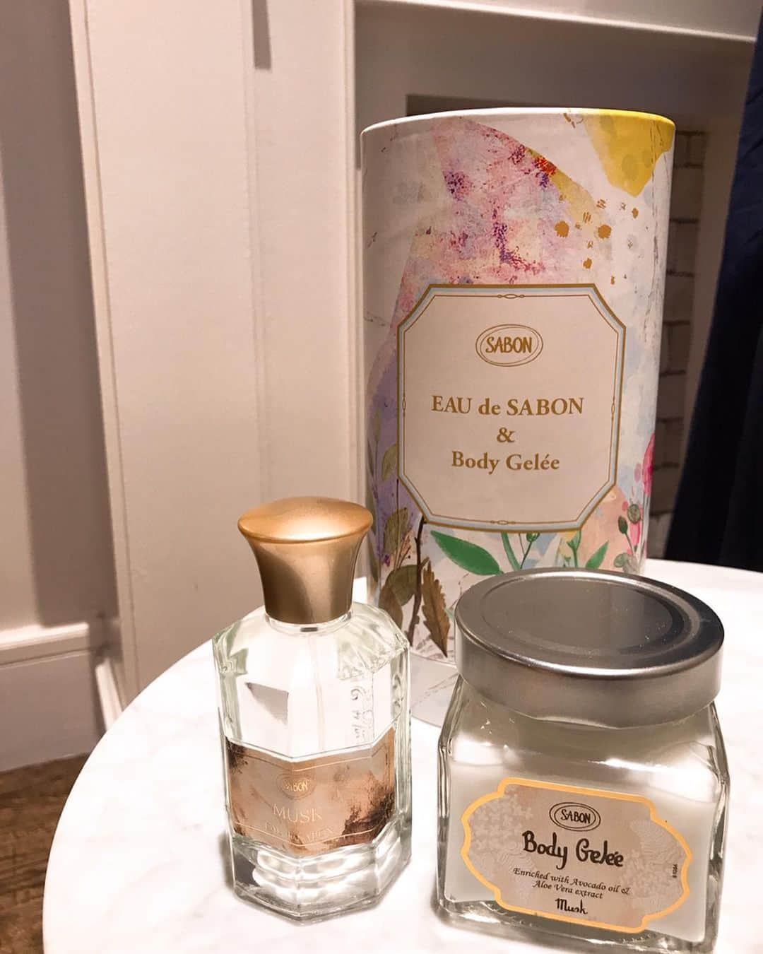 新部宏美さんのインスタグラム写真 - (新部宏美Instagram)「🌷🌿💠🌿🏵🌿💐🌿🌼 * EAU de SABON が新しく発売されました🥰 * 発売にともない6/6〜7/28まで中目黒のアトリエSABONで新商品を試したり、香りのペアリング体験などができる「MY SALON」が開催されています❣️ * #香りが生まれる木 をイメージしたツリーにはフレグランスカードがかかっていて、１枚選ぶことができるんだけど、素敵なプレゼントがあたるかもしれないよ💗 * * * #SABON香りペアリング#サボング#SABON#オーデュサボン#PR#フレグランス#香水#ペアリング#musk#Jasmine#Rose#香りフェチ#中目黒」6月7日 5時13分 - piromin_1202