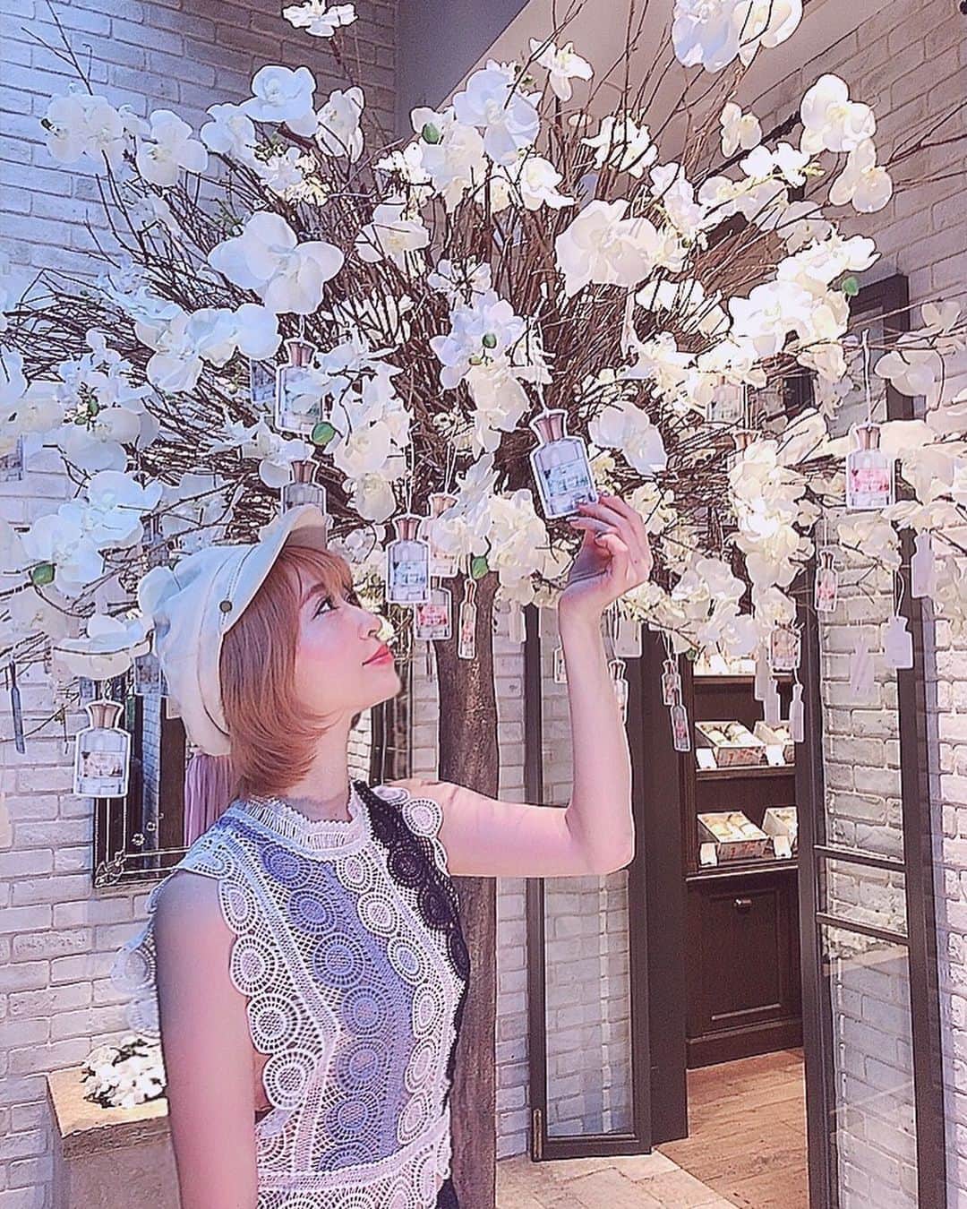 のインスタグラム：「🌷🌿💠🌿🏵🌿💐🌿🌼 * EAU de SABON が新しく発売されました🥰 * 発売にともない6/6〜7/28まで中目黒のアトリエSABONで新商品を試したり、香りのペアリング体験などができる「MY SALON」が開催されています❣️ * #香りが生まれる木 をイメージしたツリーにはフレグランスカードがかかっていて、１枚選ぶことができるんだけど、素敵なプレゼントがあたるかもしれないよ💗 * * * #SABON香りペアリング#サボング#SABON#オーデュサボン#PR#フレグランス#香水#ペアリング#musk#Jasmine#Rose#香りフェチ#中目黒」