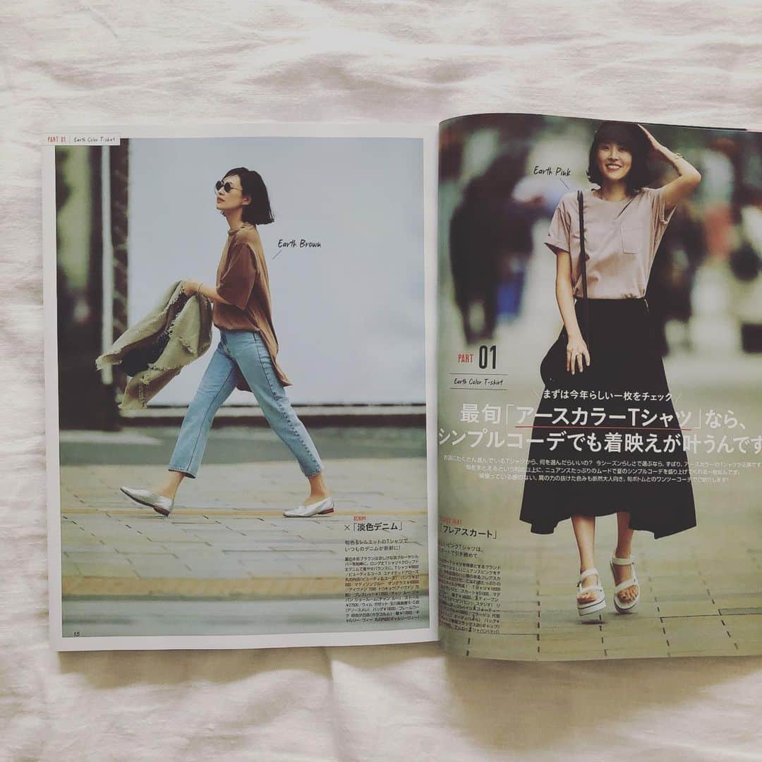 浜島直子さんのインスタグラム写真 - (浜島直子Instagram)「本日発売のLEE7月号！ 対談連載には、マイレジェンドモデル・亜希さんが登場🎉 ・ この日亜希さんにコーディネートを見立ててもらい、AK+1のスカートを履かせてもらいました。 (あまりに気に入ったので、買わせてもらうことに！これでエブリデイエブリタイムくるくる回れまっせ〜💃) ・ 実は亜希さんに会うのはまだ数えるほどしかないのだけど、初めて会った19歳の時から「こんな人でいたい」と頭の片隅にあったからなのか、もう身内のようになんでも話せる親近感😂 いや、それは現場のどんな人も置いてきぼりにしない、亜希さんマジックにまんまとハマったということなのかな（笑）❤️ 悪くない（笑）❤️ ・ 他にも「最旬Tシャツで究極に女らしく」のページにも出てるので是非見てみてくださいね！ ・ 個人的には、ハワイの特集ページの伊藤まさこさんが、パクッと大きなお口で食べる瞬間の写真が子供のように可愛らしくてツボです🥰 ・ #magazinelee #lee7月号 #はまじのずっと好きでした #亜希 さん #ak1_beams  #3枚目の動画は #マイレジェンドモデル亜希さんの真似をしてる私🤣 #伊藤まさこ さん」6月7日 10時39分 - hamaji_0912