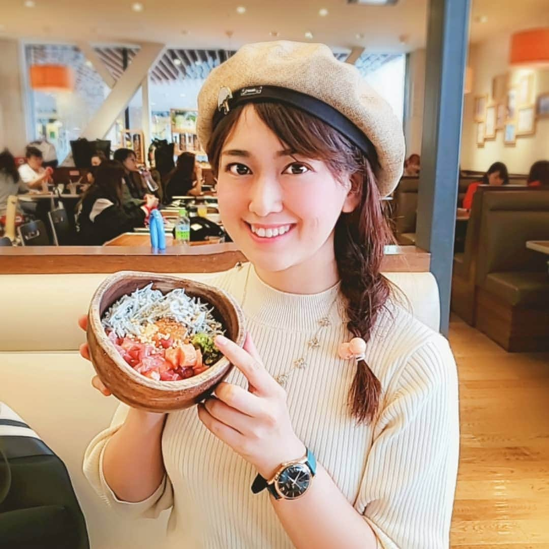 矢田優季さんのインスタグラム写真 - (矢田優季Instagram)「今更ですが誕生日の後日談☆ 大好きなコンサートに行って思い切り騒いで、 大好きな人達にお祝いしてもらい、 大好きな海鮮まで食べて笑 . 今年は本当に沢山の「おめでとう」をもらって素敵な時間を過ごせました‼️ 友人・同僚そして群馬と静岡の視聴者の皆さんから頂いたプレゼントはひとりでは抱えきれないほどで💓 とってもとっても感激です(*´꒳`*)✨ . ひとつひとつ「ありがとう」をお返ししていきたいと思います♥️ . (2枚目やけに童顔だなー笑). #群馬テレビ #GTV #アナウンサー #感謝 #感激 #ありがとう #みつ編みは #コンサートフォルム #治一郎 #バームクーヘン #浜松銘菓 #楽しいことを力に換える #もらったえ～ぱんだに毎日応援してもらってます.」6月7日 10時43分 - yuki.ccs_0424