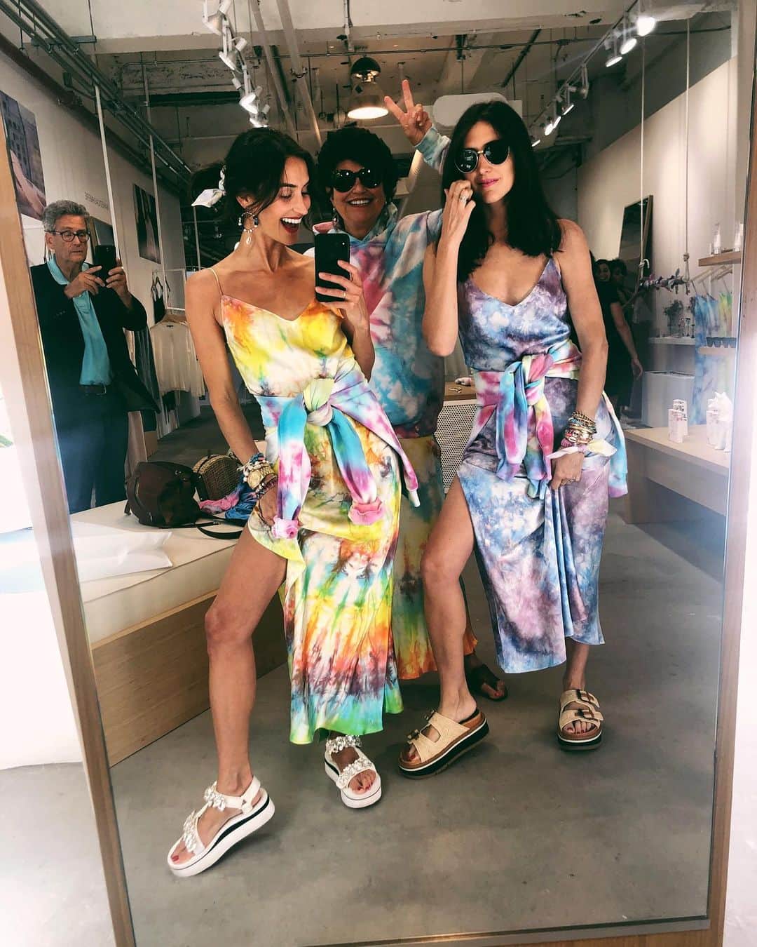 のインスタグラム：「IT’S A FAMILY AFFAIR 🌈 best part of this photo is dad in the background wishing he was wearing tie dye too 🤭 Shop the rainbow at Naked Retail 📍 224 Mulberry St - they have stock on your favorite #tiedye slips that are backordered 😉 #dannijogirls」