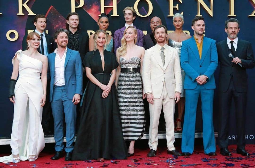 ソフィー・ターナーさんのインスタグラム写真 - (ソフィー・ターナーInstagram)「I love you all like family!!!! #darkphoenix 🔥」6月7日 5時32分 - sophiet