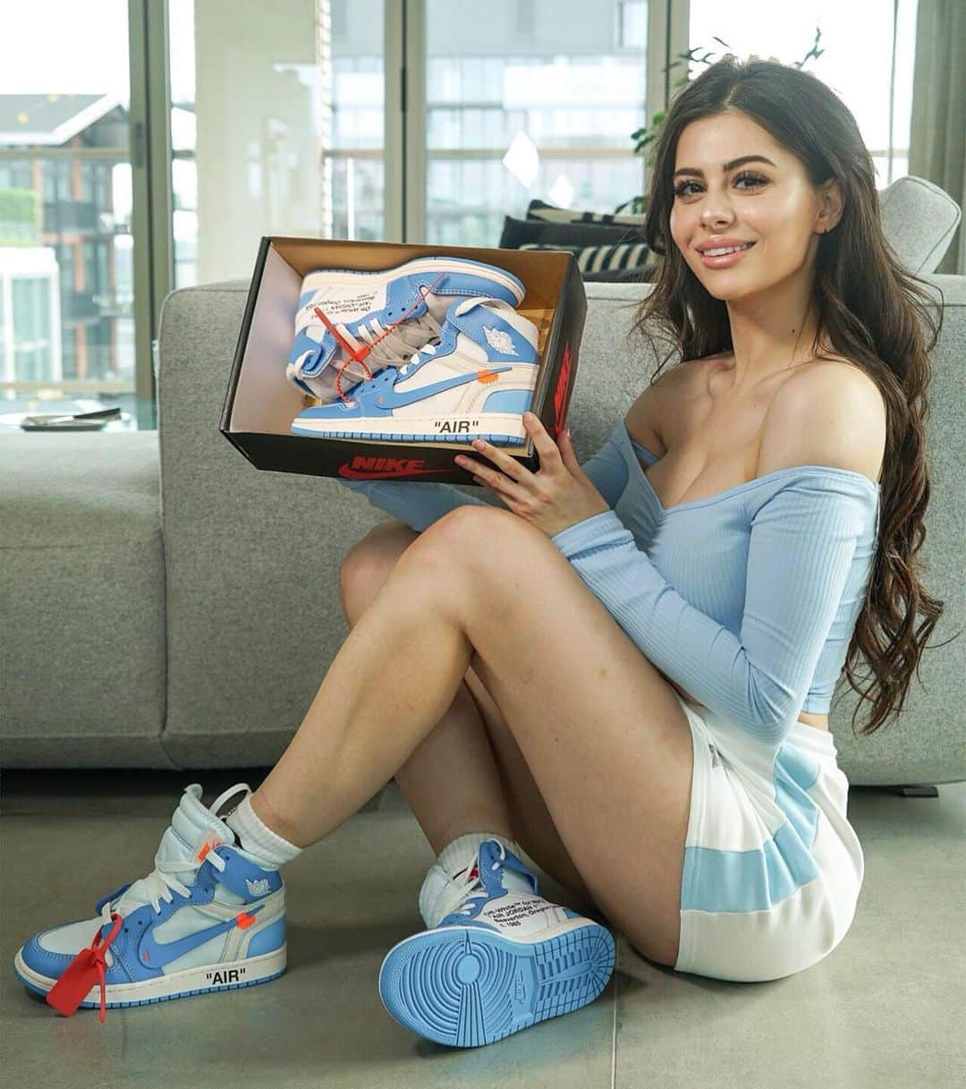 Azzyのインスタグラム：「(CONGRATULATIONS @imanhizzle YOU’VE WON) 😃😃😃 GIVEAWAY CLOSED!!! 😃😃😃 I’ve partnered with Stadium Goods to give away a sneaker of your choice ($1500 in value)! Whether it's the new Jordan 1 Travis Scott's or these Jordan 1 Off White UNC (we can be twins lol 👯‍♀️)! To enter: 1 - Follow me, @StadiumGoods and @stadiumwomen  2 - Like this post 3 - Comment with your sneaker of choice, size and tag 3 friends below that you follow  Winner will be chosen on 6/20. You must complete all the steps above to qualify. You can also enter as much as you like! Goodluck! #Ad」