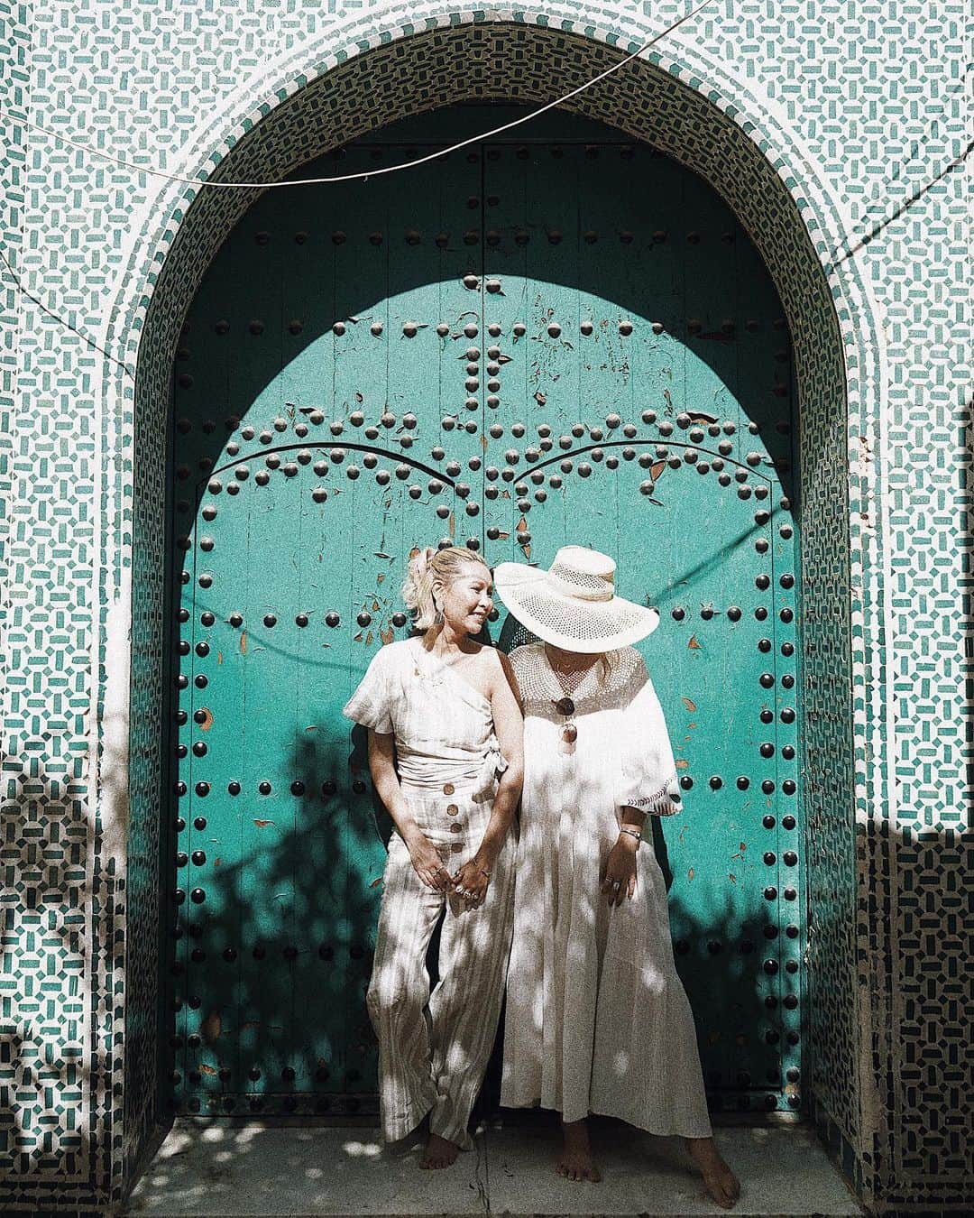 Manamiさんのインスタグラム写真 - (ManamiInstagram)「in Chefchaouen @fanfanirene をどうしても Moroccoに連れてきたかったんだ〜🇲🇦 だから今回の旅は私からのBirthday present✈️💕 いつも私を笑顔にしてくれて、癒してくれて、心が優しくて、 自立していてこんなに素敵な女性はなかなかいない。 本当に尊敬しているしお互いを高め合える大事な存在。 そんなFanFanと出会わせてくれて、神様ありがとう✨ FanFanいつもありがとう💖💖💖 Love @fanfanirene @fanfan_colorsnail ㅤ 質問たくさんだったワンピースは @alexiastam_official のだよ🌼 この日は2人とも @alexiastam_official 👭」6月7日 5時50分 - manashika