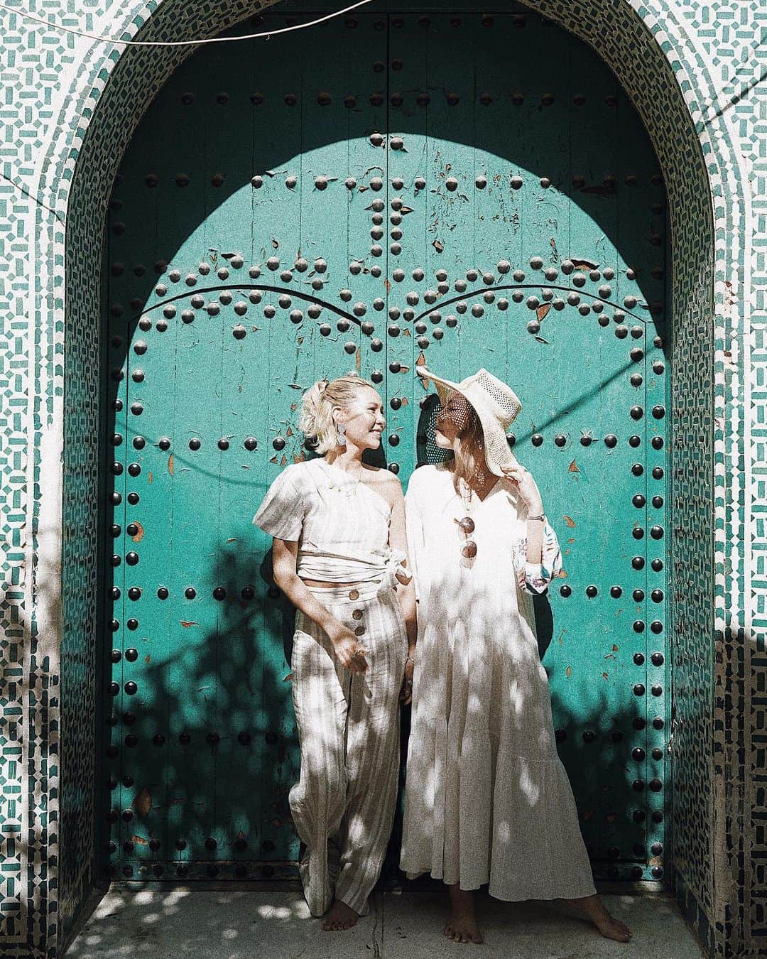 Manamiのインスタグラム：「in Chefchaouen @fanfanirene をどうしても Moroccoに連れてきたかったんだ〜🇲🇦 だから今回の旅は私からのBirthday present✈️💕 いつも私を笑顔にしてくれて、癒してくれて、心が優しくて、 自立していてこんなに素敵な女性はなかなかいない。 本当に尊敬しているしお互いを高め合える大事な存在。 そんなFanFanと出会わせてくれて、神様ありがとう✨ FanFanいつもありがとう💖💖💖 Love @fanfanirene @fanfan_colorsnail ㅤ 質問たくさんだったワンピースは @alexiastam_official のだよ🌼 この日は2人とも @alexiastam_official 👭」