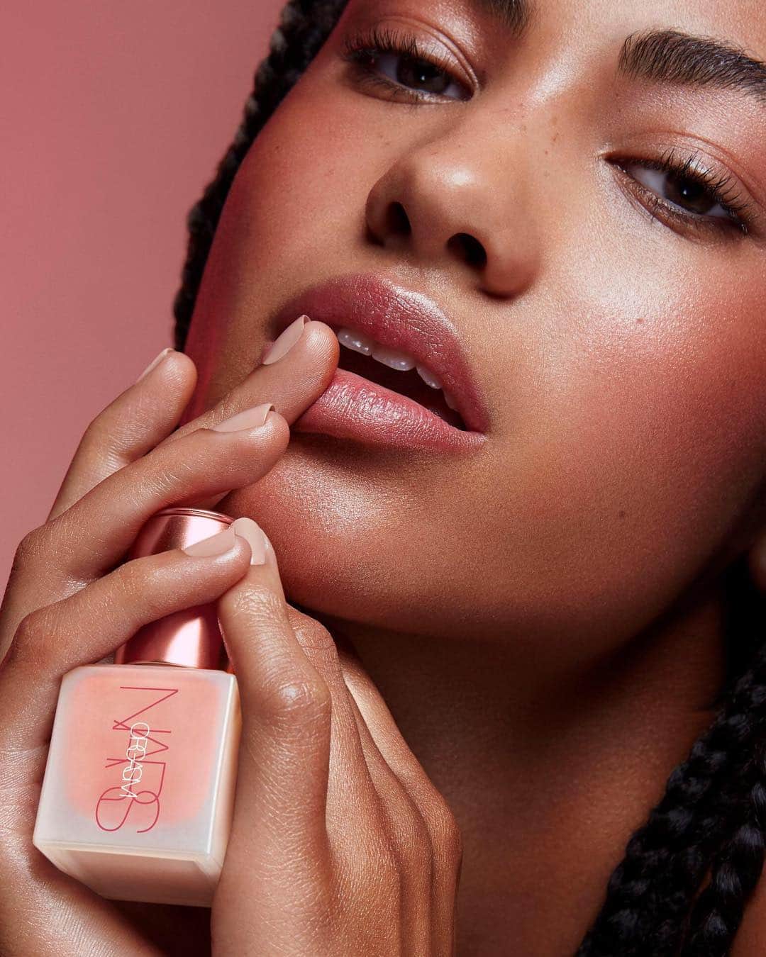 NARSさんのインスタグラム写真 - (NARSInstagram)「Pro tip: Mix Orgasm Liquid Highlighter in with your moisturizer or foundation for a subtle, illuminating glow. Available @Ultabeauty #whatmakesyoublush」6月7日 5時59分 - narsissist