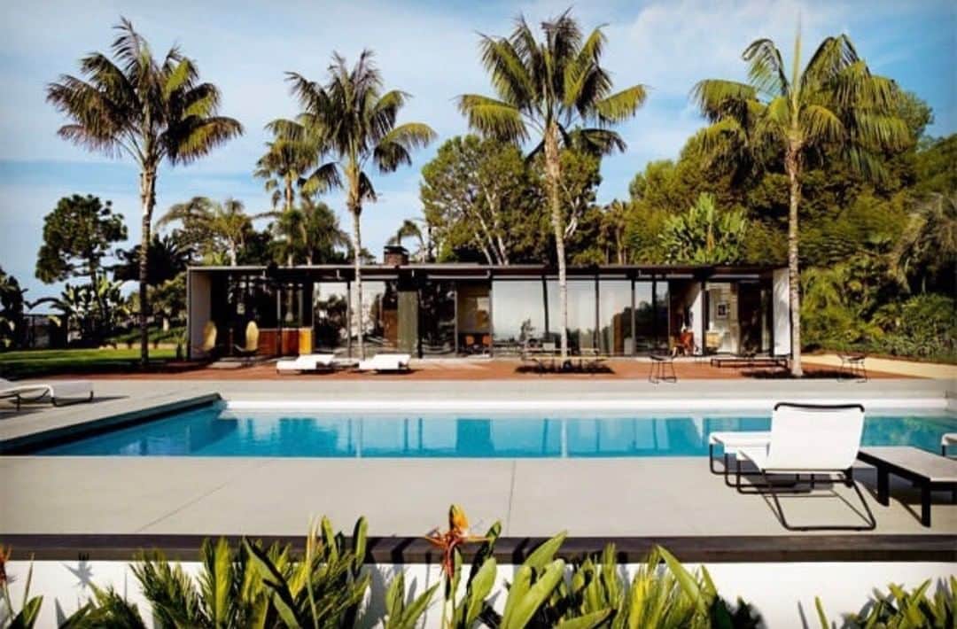 オリバーピープルズさんのインスタグラム写真 - (オリバーピープルズInstagram)「Steinman House in Malibu was designed by Craig Ellwood in 1956. The house captures Ellwood's understated aesthetic and integration of indoor and outdoor living. Recognized as the "Cary Grant of architecture," Craig Ellwood is known as one of the visionaries of California mid-century modernism. #CaliforniaAsWeSeeIt」6月7日 6時01分 - oliverpeoples
