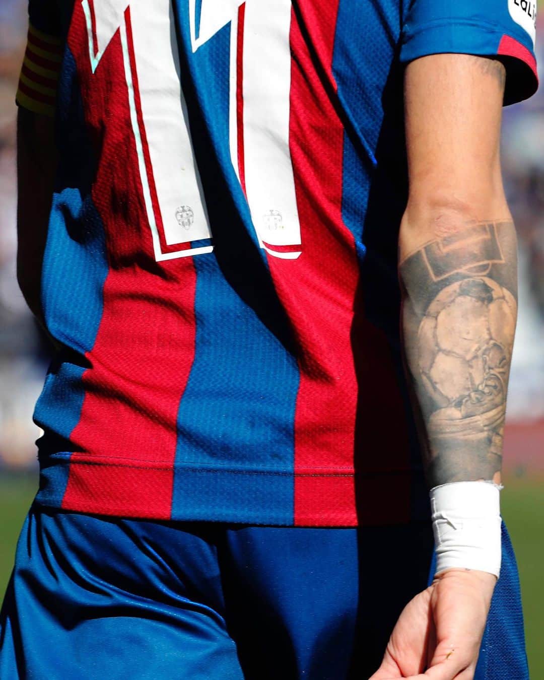 LFPさんのインスタグラム写真 - (LFPInstagram)「Football on your skin! 💙🖌⚽️❤️ • #Morales #Levante #LaLigaSantander #LaLiga #Football」6月7日 6時01分 - laliga