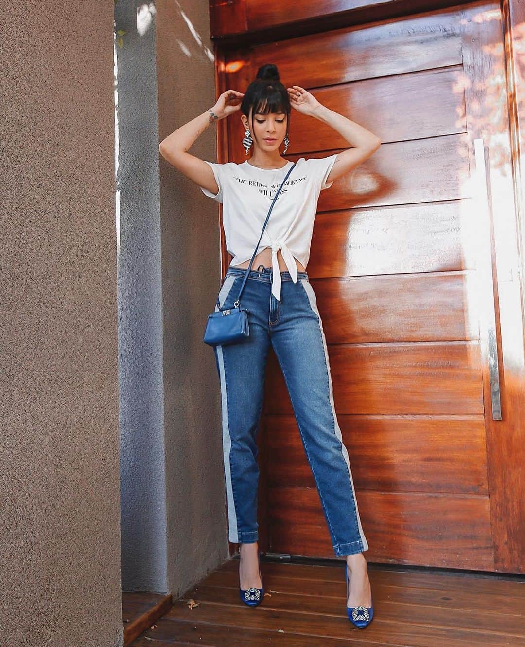 Gabriela Salesのインスタグラム：「Lookinho de hoje. Esssa calça tem uma lavagem mara, com o detalhe da listra na lateral que tem uma pegada bem anos 80/90! Super trendy! Look da @damyller , mostrei detalhes nos stories ❤️❤️❤️」