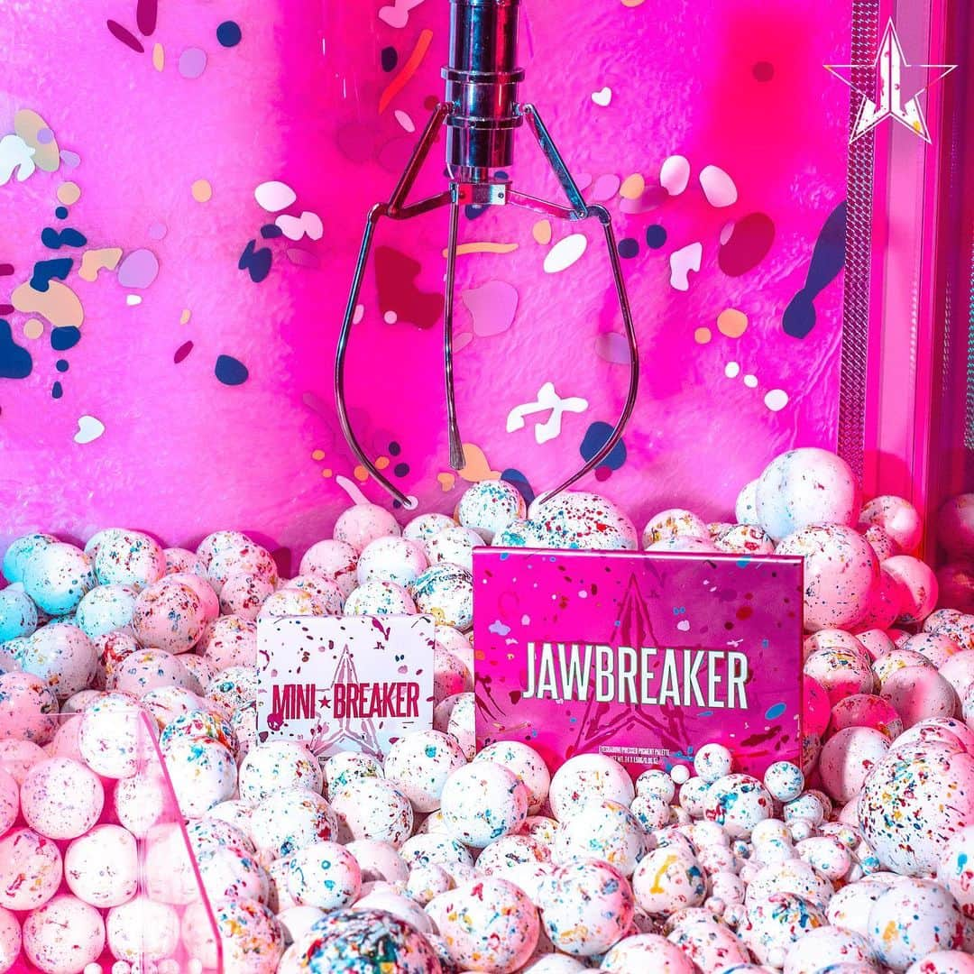 Jeffree Star Cosmeticsさんのインスタグラム写真 - (Jeffree Star CosmeticsInstagram)「Introducing the #Jawbreaker Collection feat. two eyeshadow palettes PLUS so much more!! 💦👅🍭 First, JAWBREAKER, 24 shades!!! My BIGGEST palette to date! 💚 Second, #MINIBreaker - finally the first ever MINI palette, feat. 9 shades!!! 💖 Extreme payoff. Entire reveal of the palettes + FULL collection will be on my channel TOMORROW!! 🍬 Hi Summer 19, How Are Ya??? ⭐️ #jeffreestarcosmetics #vegan #jawbreakerpalette」6月7日 6時14分 - jeffreestarcosmetics