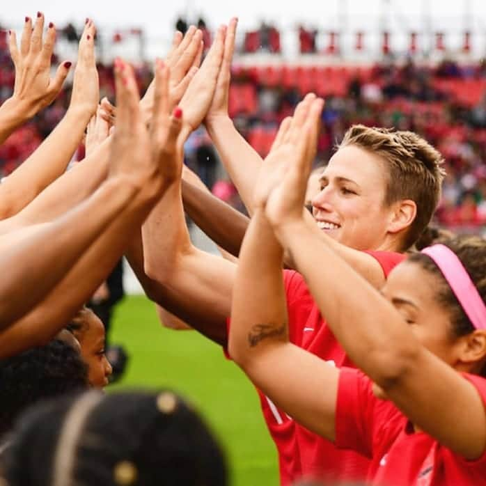 ソフィー・シュミットさんのインスタグラム写真 - (ソフィー・シュミットInstagram)「🙌 one more sleep!!! World Cup kicks off tomorrow! . #CanWNT #FIFAWWC #TNT #WorldCup #Nike」6月7日 6時23分 - sophieschmidt13