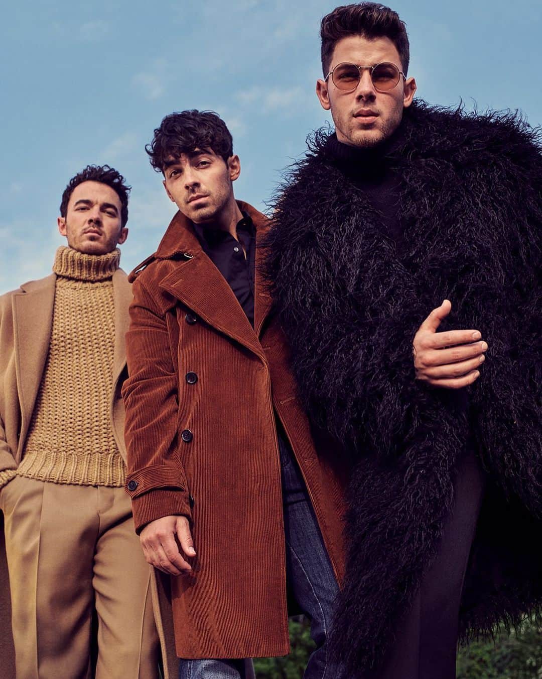 Harper's BAZAARさんのインスタグラム写真 - (Harper's BAZAARInstagram)「Oh, did you think we were done dropping fire @jonasbrothers pics today? One more for good measure (and this coat moment). Link in bio for the full Men’s Bazaar.com digital cover starring @nickjonas, @kevinjonas, and @joejonas 🔥 Photographer: @ericraydavidson Profile: #JasonGay  Fashion Director: @kerrypieri Stylist: @avoyermagyan Groomer: @mnmachado Bookings: @whatisnojan  Executive director: @joyann_king」6月7日 6時21分 - harpersbazaarus