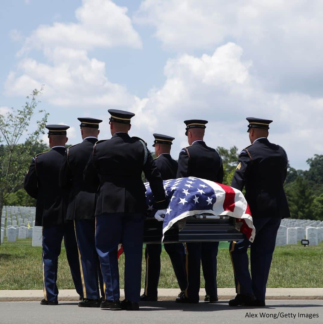 ABC Newsさんのインスタグラム写真 - (ABC NewsInstagram)「The casket of World War II veteran Carl Mann is carried to its final resting place at Arlington National Cemetery on the 75th anniversary of the D-Day invasion. Mann was among the troops who stormed Omaha Beach at Normandy. #dday #veteran #worldwartwo #normandy」6月7日 6時21分 - abcnews