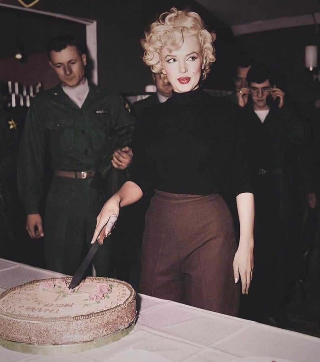 マリリン・モンローのインスタグラム：「Gorgeous Marilyn in 1954.🖤」