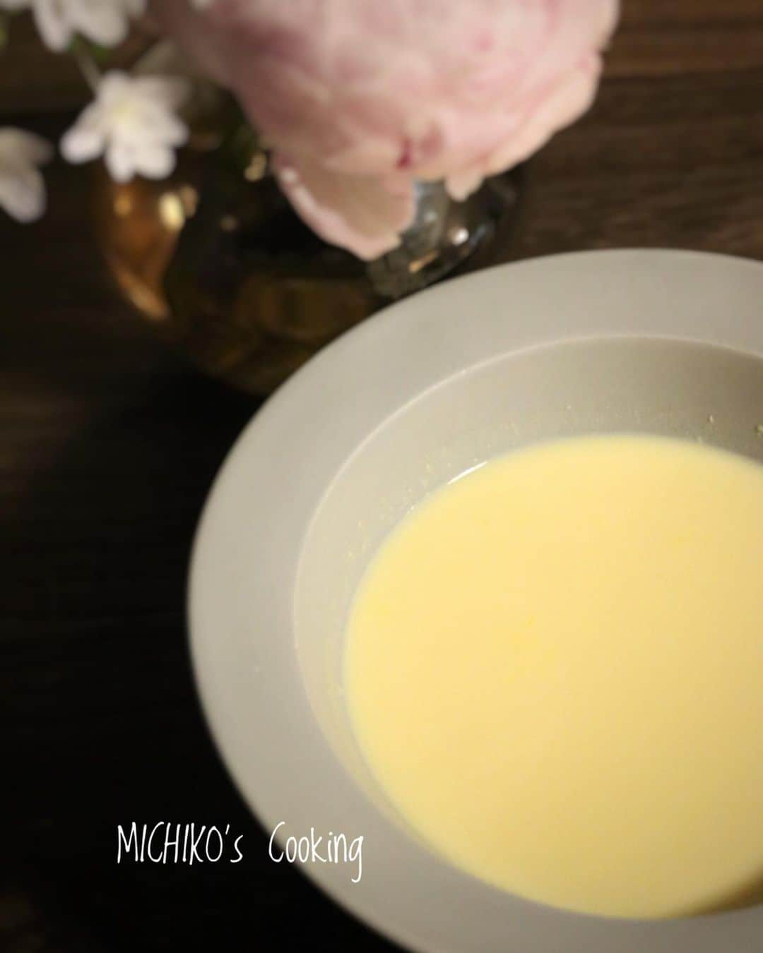 michikoscookingさんのインスタグラム写真 - (michikoscookingInstagram)「#cornsoup  You can make really smooth and tasty corn soup with a slow juicer. . . スロージューサーを使って コーンスープを作りました。  面倒な裏ごし作業は ジューサーがやってくれるので、 完璧になめらかなスープが 難なくできてしまいます。 レストランの味🥄  一番の難点は なめらかすぎて あまりにもごくごく飲めてしまって 量が全く足りないという点。  これは、とうもろこし10本くらい ないと足りなさそう🌽  #hurom  #huromslowjuicer  #ヒューロム  #スロージューサー #低速ジューサー  #コーンスープ #slowjuicer #foodstagram #foodporn #foodpic #delistagrammer #フーディーテーブル #料理教室 #料理教室東京 #お料理教室 #おうちごはん #japanesefood #japanesehomecooking #夜ごはん #家ごはん  #japanfood #japan」6月7日 6時42分 - michikoscooking