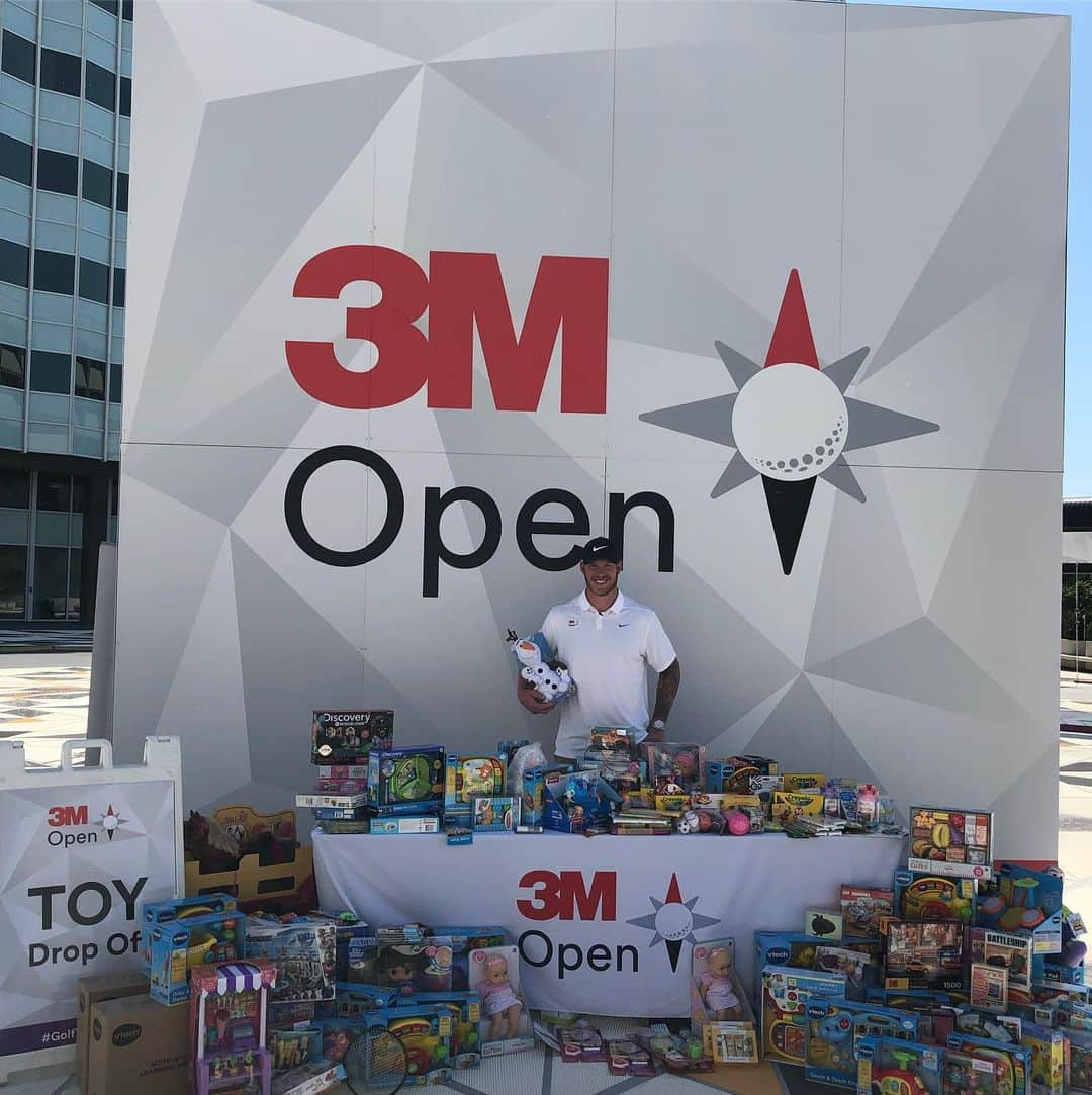 3M（スリーエム）さんのインスタグラム写真 - (3M（スリーエム）Instagram)「More than just a golf tournament, the @3mopen is all about #GolfThatMatters & giving back to the community. To officially kick off the "Minnesota Event of the Summer,” #3MOpen Ambassador @kylerudolph82 took a swing by 3M HQ to sponsor a toy drive for @umnhealth. Check out our Story to see more! ⛳️」6月7日 6時46分 - 3m