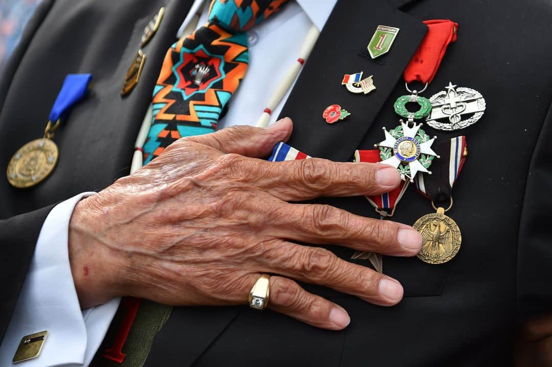 AFP通信さんのインスタグラム写真 - (AFP通信Instagram)「#AFPrepost 📷 @loicvenance - WWII US native American Indian veteran Charles Shay listens to the national anthem as he takes part in a ceremony on Omaha Beach in Saint-Laurent-sur-Mer, western France on June 5, 2019, in homage to native American Indians who took part in the DDay landings of World War II. #WWII #WorldWarII #veteran #DDay #OmahaBeach」6月7日 6時48分 - afpphoto