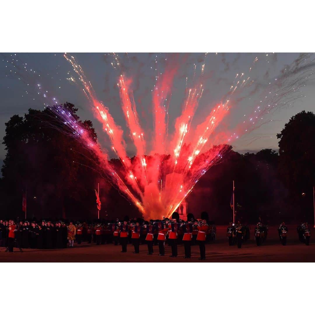 ウィリアム（ケンブリッジ公）さんのインスタグラム写真 - (ウィリアム（ケンブリッジ公）Instagram)「The Duchess of Cambridge takes the Salute at the @HouseholdDivision’s Beating Retreat — a spectacular evening pageant of music and military precision drill, including horses, cannon and fireworks.  Military Beating Retreat concerts have a long tradition dating back to the 1690s.  Originally the beating of the drum was used to order troops to break off fighting and withdraw to the safety of camp as darkness fell, later it signalled the closing of the camp gates at the end of the day and called troops back to base for the night.  Today a Beating Retreat is an evening military concert with a marching display and usually marks the lowering of the Regimental flag at sunset, performed each year on the Wednesday and Thursday evenings preceding the Queen’s Birthday Parade, or “Trooping The Colour” as it is often called 📷PA  @armyinlondon @household_cavalry #BeatingRetreat #HorseGuards #horseguardsparade」6月7日 6時56分 - princeandprincessofwales