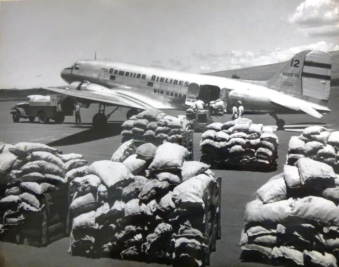 ハワイアン航空さんのインスタグラム写真 - (ハワイアン航空Instagram)「#DYK that Hawaiian Airlines was the first in the United States to begin operating air frieght service in 1942? We have the U.S. Cargo service certificate #1! #TBT #AvGeek」6月7日 7時00分 - hawaiianairlines