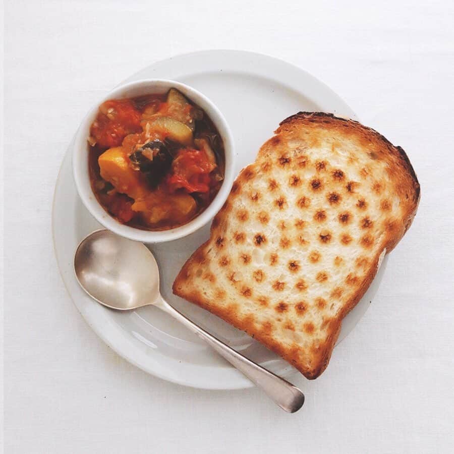 樋口正樹さんのインスタグラム写真 - (樋口正樹Instagram)「Ratatouille toast . ラタトゥイユ ラタトゥイユ ラタトゥイユ 言いづらいけど、 . ラタトゥイユ 昨晩に作って 冷やしといて トーストした パンにのせる。 美味しいのよね。 . . . #ラタトゥイユ #ラタトゥイユトースト #パンスタグラム #トーストアレンジ #トースト #ギマランイスイホーザ #タカキベーカリー #石窯パン #山型トースト」6月7日 7時02分 - higuccini