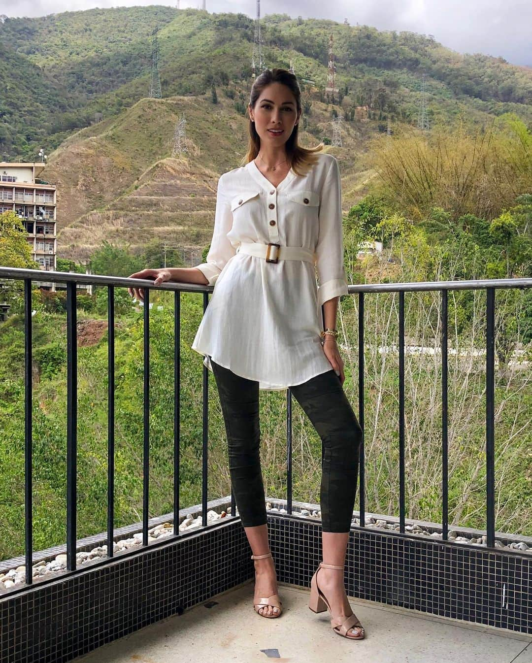 María Gabriela Isler Moralesさんのインスタグラム写真 - (María Gabriela Isler MoralesInstagram)「Los que me conocen, saben soy partidaria de no sacrificarme por la moda porque ante todo quiero sentirme cómoda y autentica con lo que llevo puesto 💛. ¤ Recuerdo que de pequeña veía a mis amigas con ropa de marcas, incluso, luego de ser figura pública, sentía más presión por tener que usarla. La verdad siempre pensé que eso me haría feliz o me haría encajar o “pertenecer” a una comunidad... 🤔 Luego fui creciendo y simplificando mi guardarropa y estilo debido a mis constantes viajes, y lo más importante, me di cuenta de que no necesito de nada de eso para vivir feliz y lucir bien y presentable 😜. Viaje para Asia por 3 meses con una maleta de 18kg ¿verdad pichi? @albertoadft 😇🧳 ¤ Las modas y las tendencias cambian constantemente, y no siempre lo que dictaminen las pasarelas está en sintonía con nuestra personalidad. ¤ Para mí lo que debe estar de moda siempre es ¡Serte fiel a ti misma, por encima de todo! ☺️✨ Por eso, recuerden siempre elegirse. #ChooseYou #ElígeteATi y no te hagas esclava de una tendencia de moda o marcas... ¡Luce aquello que te haga sentir cómoda y feliz! 💃🏻 ¡Todo es cuestión de actitud! ~ ~ Nota: me van a ver por 3 meses con los mismos 3️⃣ pares de zapatos jajajaja 🙈 el resto está en depósitos de #Miami y #NY」6月7日 7時02分 - gabrielaisler