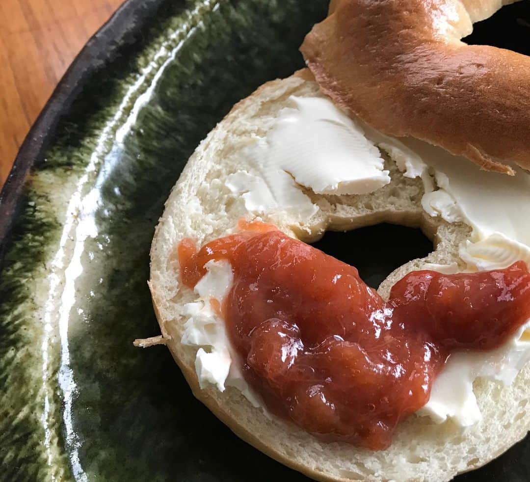 栗原友さんのインスタグラム写真 - (栗原友Instagram)「ちー @sugichee が作ったベーグルとルバーブとイチゴのジャムで朝食。ちー、すごい美味しいよ。今日みたいなジメジメした朝はこの酸味が丁度いい。」6月7日 7時03分 - kuri__tomo
