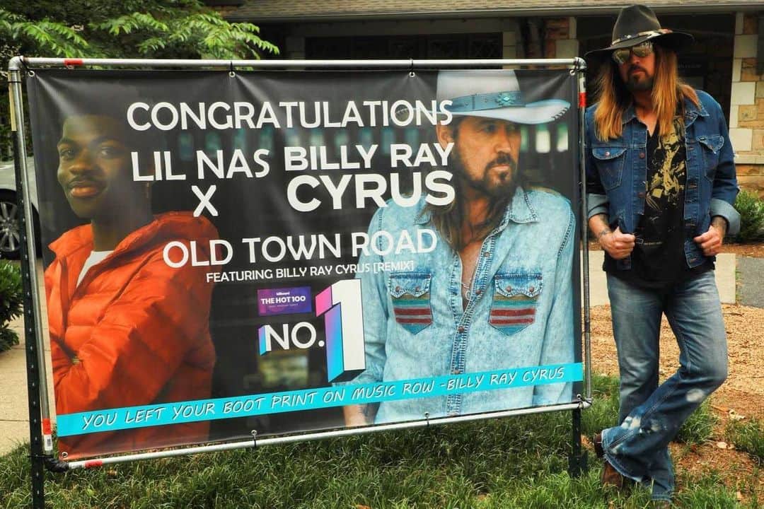 ビリー・レイ・サイラスさんのインスタグラム写真 - (ビリー・レイ・サイラスInstagram)「Welcome to Nashville @lilnasx! Quote on this sign is true. You've left your boot prints  down the middle of Music Row! 📷:@dkupish」6月7日 7時09分 - billyraycyrus