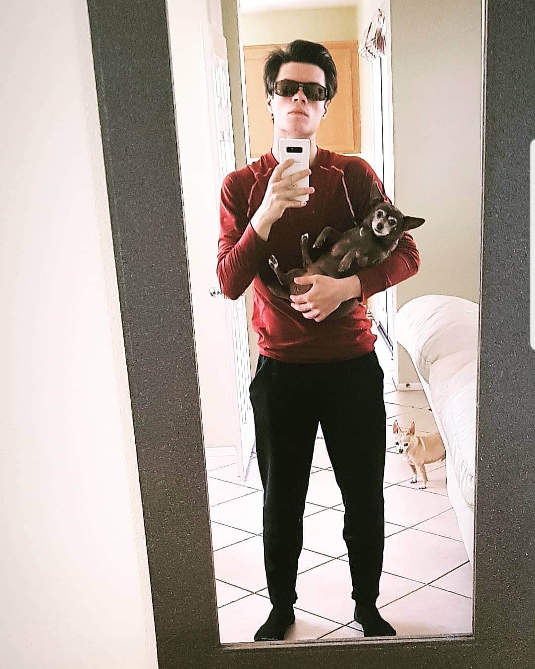 ヤロスラフ・パニオットのインスタグラム：「Mirror selfie is okay unless it's once in a while 🤔😎」