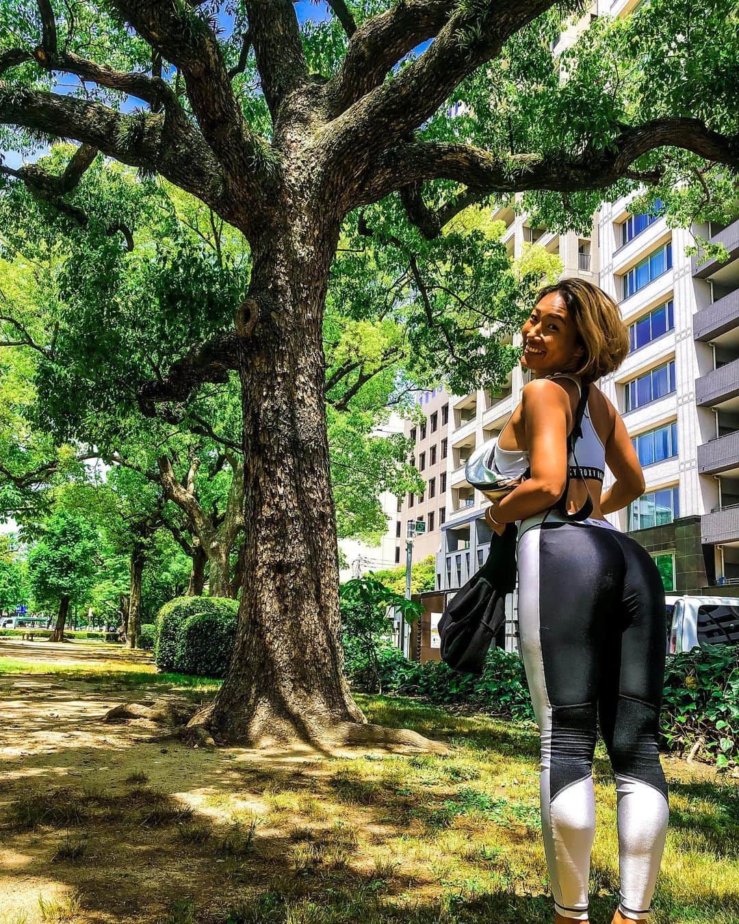 のインスタグラム：「半年カラダを甘えさせてしまったから、2週間前位からトレーニング再開させたんだけど、久しぶりのトレーニングはきつい。 というかカラダが全然言うこと聞いてくれなくてびっくり‼️ 2週間たってやっと身体機能が復活してきて腹筋も見えてきた笑笑  カラダを動かすと脳も働くし、ポジティブに物事を捉える事が出来るからこそ、時間がないから運動しないより、時間を作って運動やヨガを取り入れる事で、仕事の作業効率が上がることの方が断然いい！  私の場合は運動することで、色んな事シミレーションする時間ができていいの✨  ミズキとのMTGは大体ランニングしながら笑  カラダの中では実際こんな事がおきてるみたい。 . . 「運動」は脳の構造を変え、仕事や勉強の「生産性を上げる」という事実  運動→脳細胞増加→生産性の向上  ヨガや運動すると脳が活性化する🧠  運動で血流が促進されると脳に届く血流量が増え、脳が活性化されます。運動をしないと脳への血流が減り、頭が回りにくくなります。適度な運動は脳の働きを高め、仕事にいい影響を与えてくれるそう。  ストレス解消🤜🏽✨やポジティブになる💫  運動するとドーパミンや多幸感をもたらすエンドルフィンが分泌されるので、気持ちがポジティブになります。精神論ではなく、脳の働き的がそうなっているので、ネガティブな考えに囚われている時こそ運動をするべきだそう！  カラダもキレイになって仕事も楽しくて超ポジティブシンキングって最高じゃん。  #fitness #training #wear#run#nature#naturephotography #ランニング女子 #トレーニング#脳トレ#🍑#くびれ#おしり#ヨガウェア #ヨガ#ダイエット」