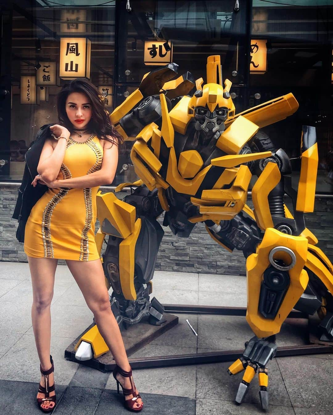 April Imanさんのインスタグラム写真 - (April ImanInstagram)「Who wore it better?😅😂🐝💛 . . . . #apriliman #bumblebee #transformers #yellowdress #transformersmovie #bumblebeemovie #asianbabe #asiangirl #asianmodel #beijinglife #bigtoys」6月7日 7時33分 - april_iman