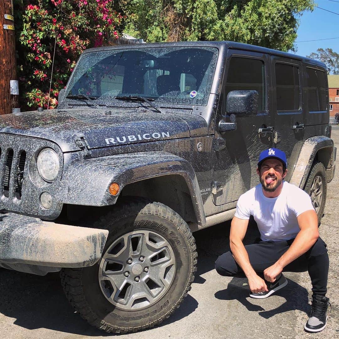 マイケル・トレヴィーノのインスタグラム：「MY JEEP IS STOCK BUT DO YOU EVEN OFF-ROAD BRO!?」