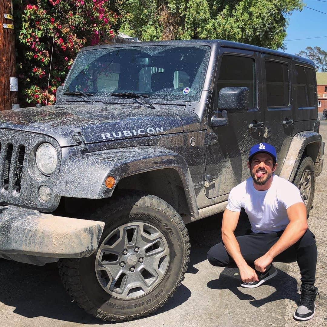 マイケル・トレヴィーノさんのインスタグラム写真 - (マイケル・トレヴィーノInstagram)「MY JEEP IS STOCK BUT DO YOU EVEN OFF-ROAD BRO!?」6月7日 7時34分 - michaeltrevino