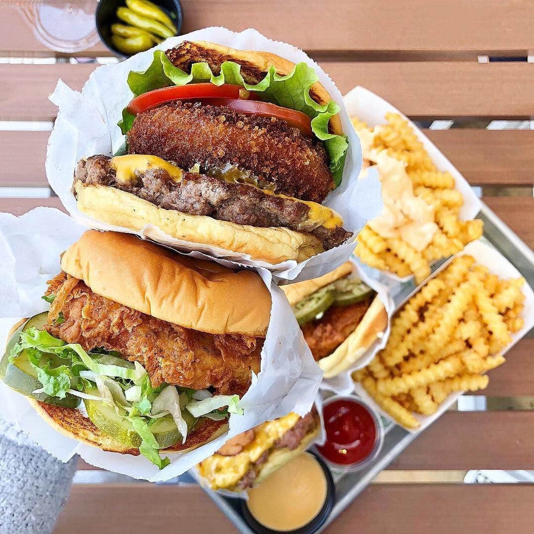 SHAKE SHACKさんのインスタグラム写真 - (SHAKE SHACKInstagram)「Sometimes you’ve got to stop + admire the view. 🤤 (📷: @ieatsf) #shakeshack」6月7日 7時28分 - shakeshack